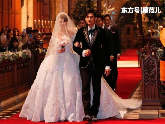 一个是亚洲巨星，一个是韩国白富美，他们的简约婚礼只花费一万...