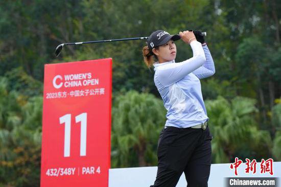 中国女子高尔夫球公开赛首轮中国台北球员黄靖<em>单独</em>领先
