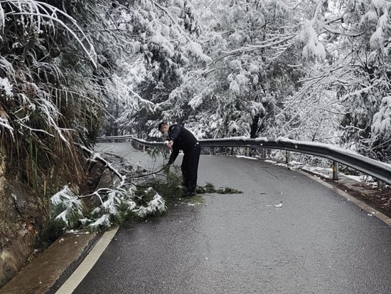 万州公安：强化雪天路面管控 确保群众安全出行