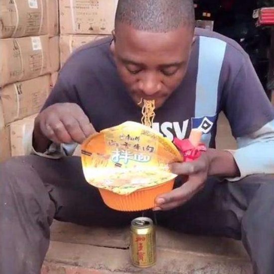 非洲一般人吃不起“零食”，20人民币一瓶可乐，吃<em>方便面</em>也炫耀