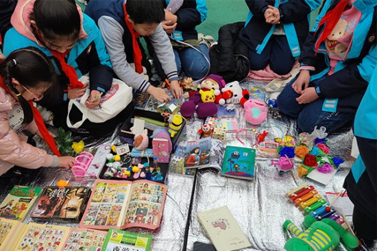 重庆天一新城小学举行“淘淘乐—跳蚤市场”活动