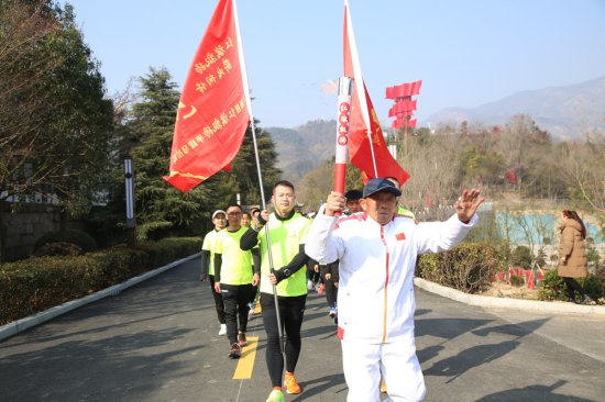 河南新县举办2023红旗飘扬半程马拉松火炬传递活动