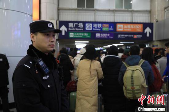 <em>北京公交</em>警方护航春运返程“平安路”
