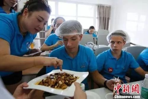 川菜有“毒”？ 一个英国剑桥女孩不远万里来中国学厨艺