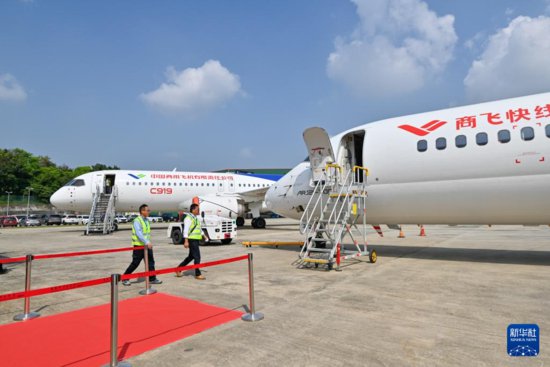 <em>中国国产</em>商用飞机ARJ21和C919亮相马来西亚