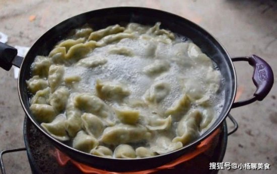 <em>煮饺子</em>时，很多人第一步就做错了，所以煮出的饺子容易破皮