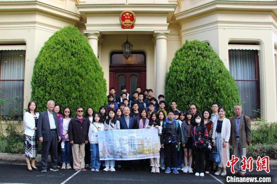 中国驻墨尔本总领馆为香港紫荆书院<em>学生</em>访问团举行欢迎交流活动