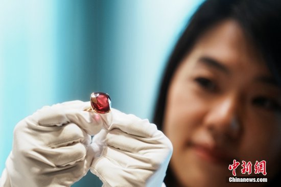 <em>拍卖</em>会史上最大红宝石在香港苏富比展出