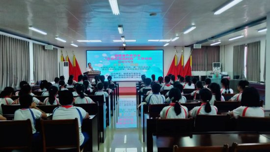 “百名作家进校园”文学讲座在漳州台商投资区开讲