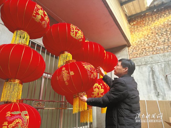 程海鹏的新年愿望——让手工灯笼“点亮”传统节日文化