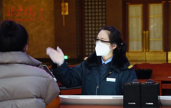 陪旅客在北京站“<em>赶火车</em>”，温暖从这刻开始