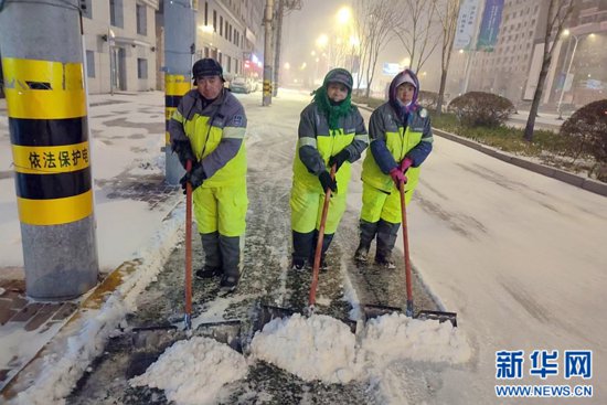 冰城哈尔滨全力迎战首场大雪