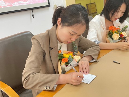北京建工党校工会开展“母爱永恒·鲜花传情”主题活动
