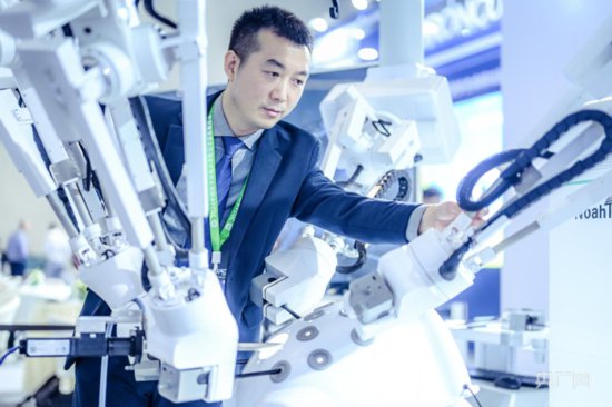五臂腔镜手术机器人在渝亮相 斩获200多项专利