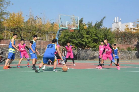 U18第五轮综述|东华hoop篮球训练营<em>大胜</em>，华达<em>装饰</em>城以下克上