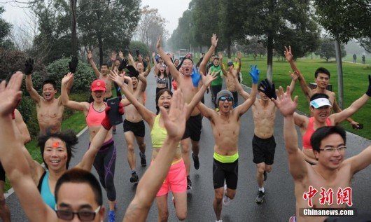 长沙举办“光猪跑”比赛 市民低温中“裸身”狂奔