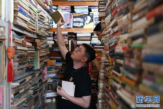 探访千年古镇里的旧书店：触摸时光，慢品书香