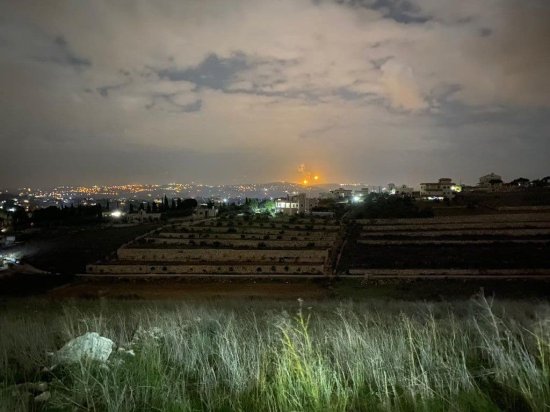 以色列收到<em>末日</em>警告后，边境发现渗透着，照明弹点亮夜空