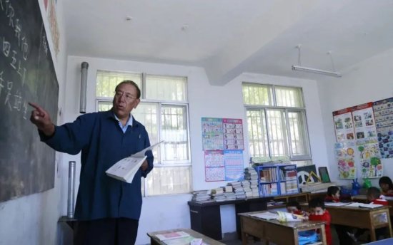 这是一名藏族老师和他200多名撒拉族学生的故事……