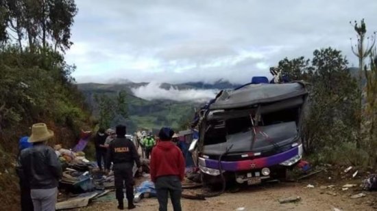 秘鲁一<em>长途客车</em>发生翻车事故 造成至少20死14伤