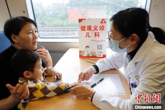 沪医学专家在列车上临时搭设“健康诊室”为旅客义诊
