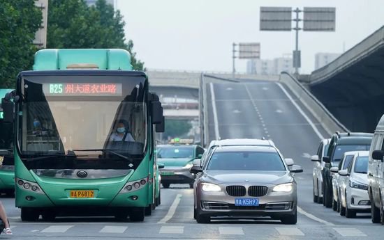 即日起至9日，<em>郑州公交</em>部分线路临时调整为24小时运营