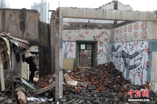 上海/艺术家在上海拆迁废墟上涂鸦走红