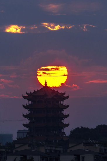 绝美日出！快来看看“长江头条”上的黄鹤楼