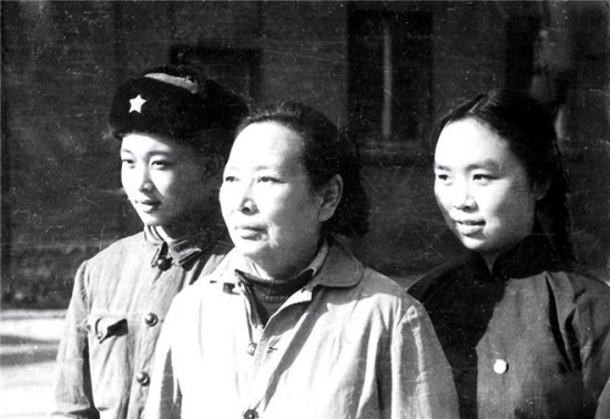 1953年，毛主席见到昔日黄埔校花曾宪植，问道：你<em>怎么</em>不来看我
