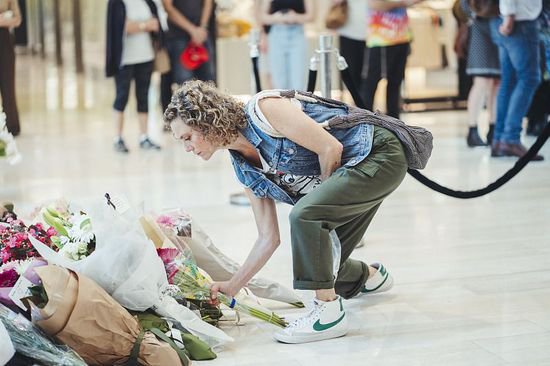 澳大利亚悉尼<em>购物中心</em>重新开放 民众献花悼念持刀袭击事件遇难者