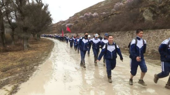 宁夏固原：中学师生连续26年徒步百里祭英烈“这是人生中最有...