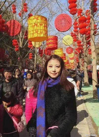 2018年，北京，周海媚在春节期间逛街时的场景