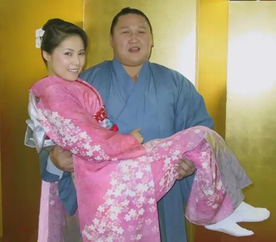 不理解！<em>虎背熊腰的</em>相扑选手，为何是无数日本美女争抢的对象？