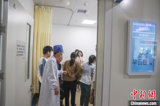 国际护士节将至 探访江西南昌急诊男护士长的日常工作