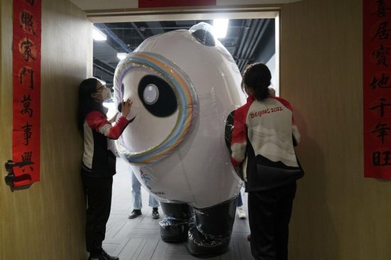 北京冬奥会吉祥物掀起热潮，冰糖熊猫冰墩墩怎么拍都上相
