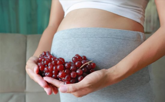 民间传言：怀孕后多吃葡萄，生出来的宝宝眼睛又圆又大，是真的...