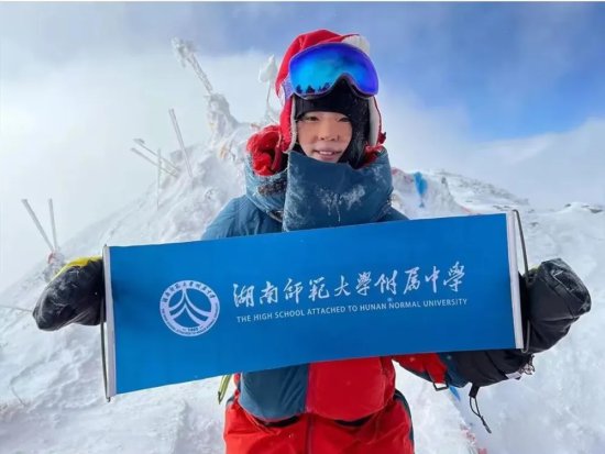 16岁女孩成功登顶珠穆朗玛峰