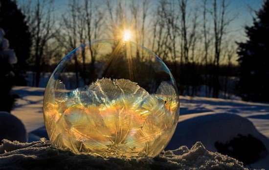 摄影师拍冰晶肥皂泡 如神秘水晶球