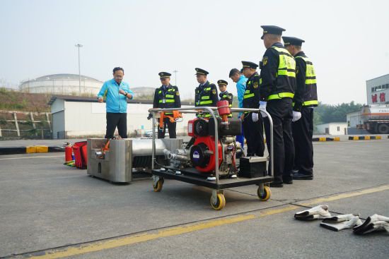 重庆：应急演练提高<em>危险品运输道路</em>交通事故处置能力