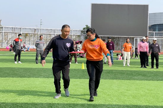 鹿寨县开展“三八”国际妇女节家庭趣味运动会