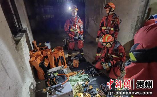 贵州地震救援演练：贵阳消防展开高位横向破拆救援