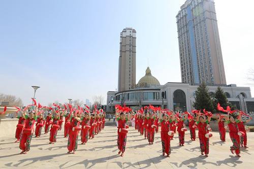 哈尔滨市广场健身协会举办亚冬会倒计时300天展演
