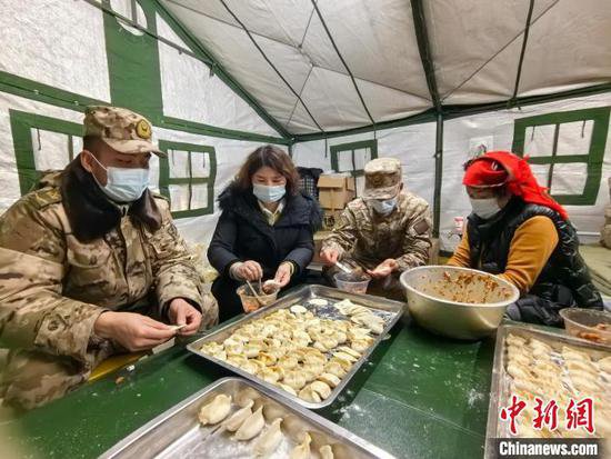 青海民和震区“大家庭”冬至<em>吃饺子</em> 感受不一样的温暖