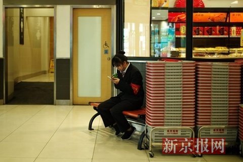 北京/东湖渠附近的乐天超市内，负责超市入口值班的工作人员显得比较...