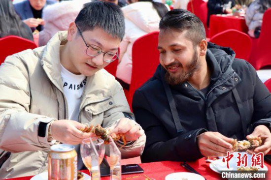 浙江台州：外国留学生逛十里长街 感受千年商都文化味