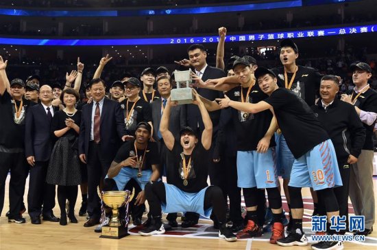 北京 新疆/4月7日，新疆队在颁奖仪式上庆祝。