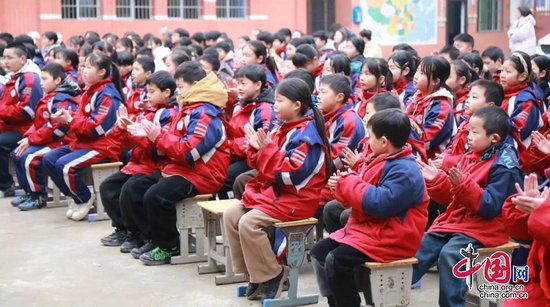 广安岳池：春季开学暖童心 背包行动助远航