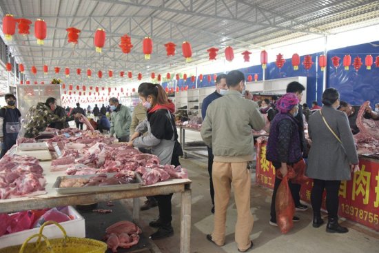 <em>宁明县泰和</em>生鲜农产品马路市场正式投入使用