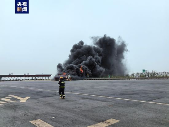 天津<em>滨海新区</em>两辆罐车发生交通事故后起火 1人受伤送医