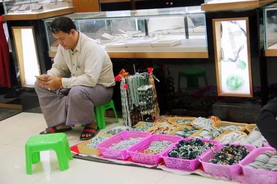 缅甸人在<em>商场</em>摆地摊，<em>卖的</em>都是中国人觉得奢侈的东西！